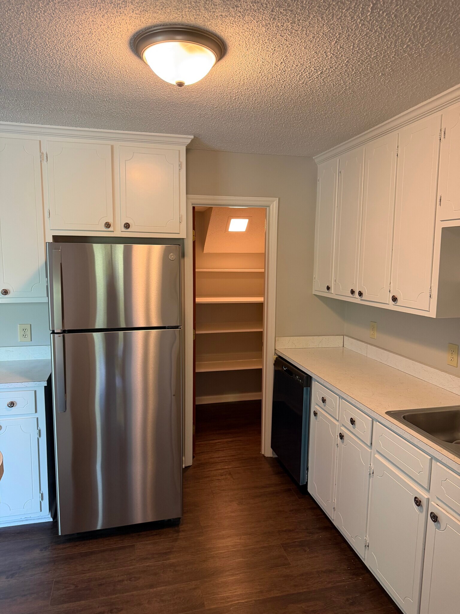 Building Photo - 2104 Fairview Rd