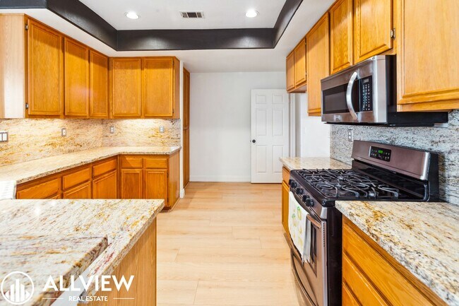 Building Photo - Gorgeous 2 Bed, 2.5 Bath End-Unit Home Available NOW in Aliso Viejo!