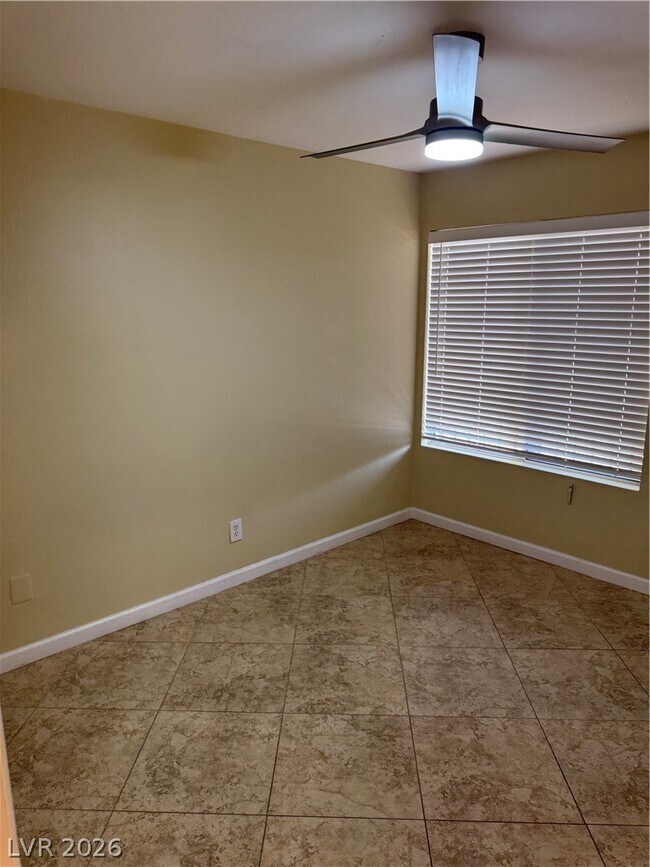 Building Photo - 1390 Hialeah Dr