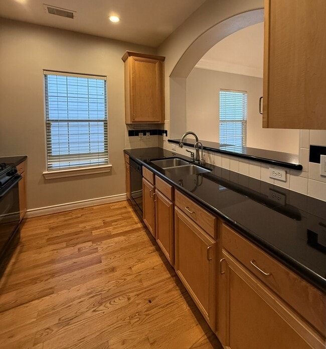 Building Photo - 2939 Clinton Dr