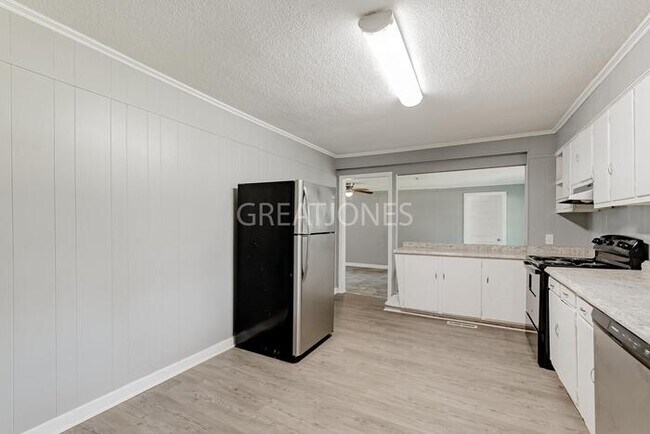 Building Photo - Charming 4 Bedroom in Batesburg-Leesville!