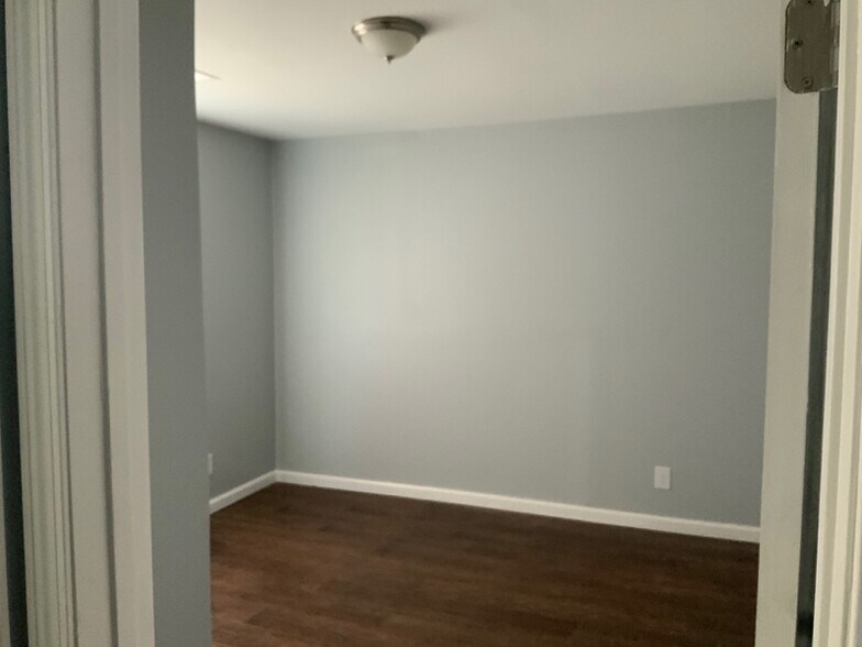 Building Photo - 1545 Oakwood St