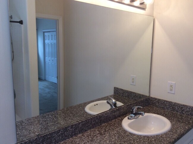 Building Photo - Beautiful Townhome in Tucker Creek