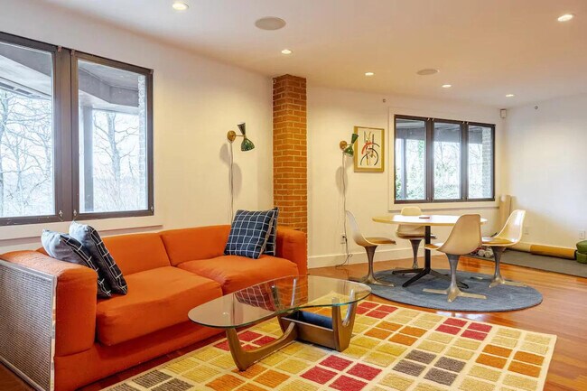 Building Photo - 2720 N Fillmore St