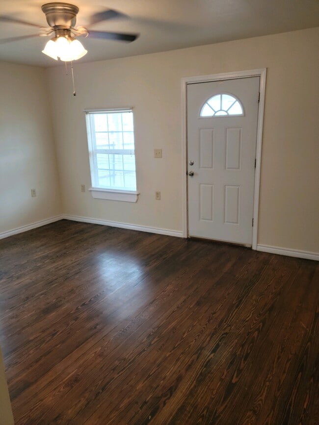 Building Photo - 307 S Berry St