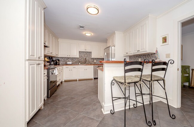 Building Photo - Coastal Living at Its Best – Fully Furnish...