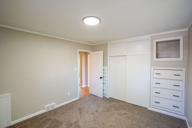 Building Photo - 3 Bedroom Ranch - $2650