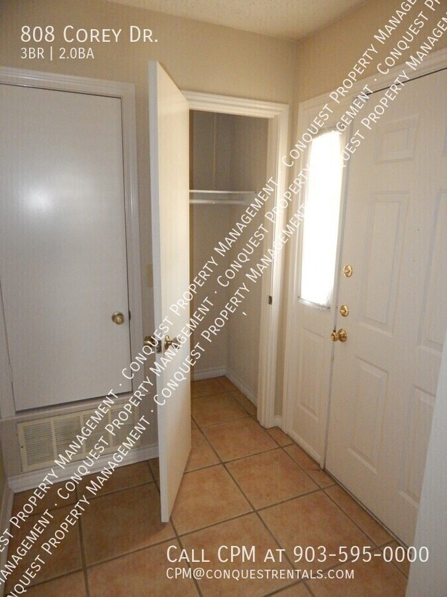 Building Photo - 808 Corey Dr