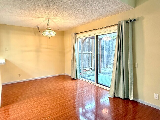 Building Photo - $3490 -- Beautifully Upgraded 3BR Townhome in Northgate