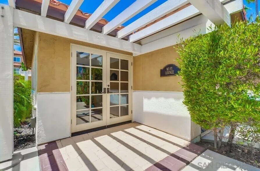 Building Photo - 2020 Camino de la Reina