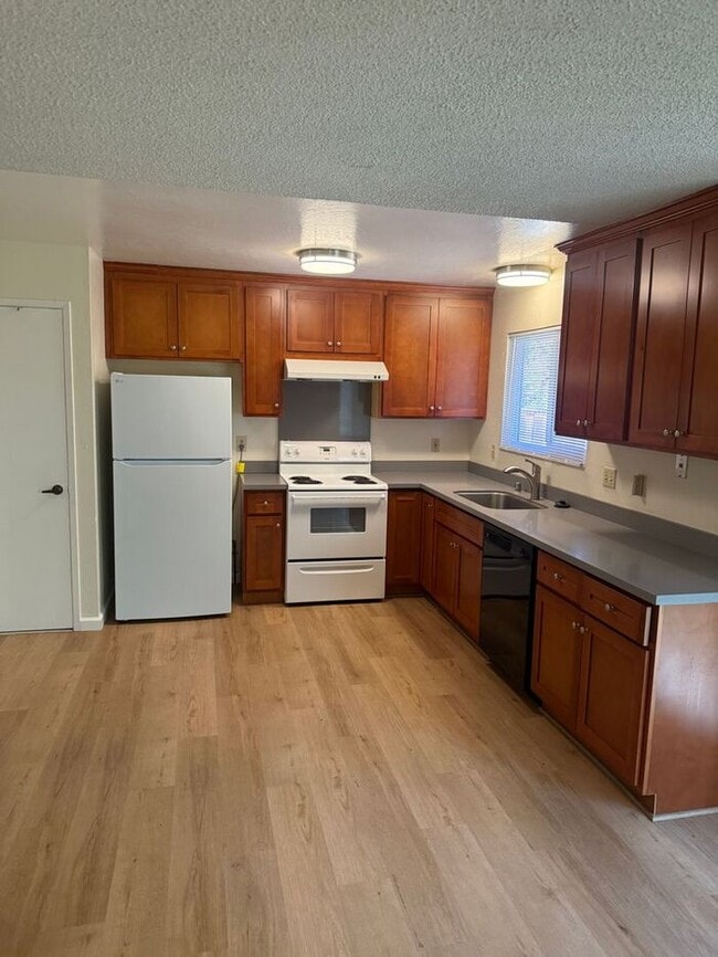 Building Photo - Beautiful 3 Bedroom 2 Bath Duplex in Castro Valley School District