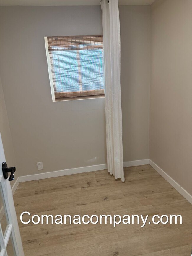 Building Photo - Gorgeous 5BR/3BA 2story home w SOLAR, view...