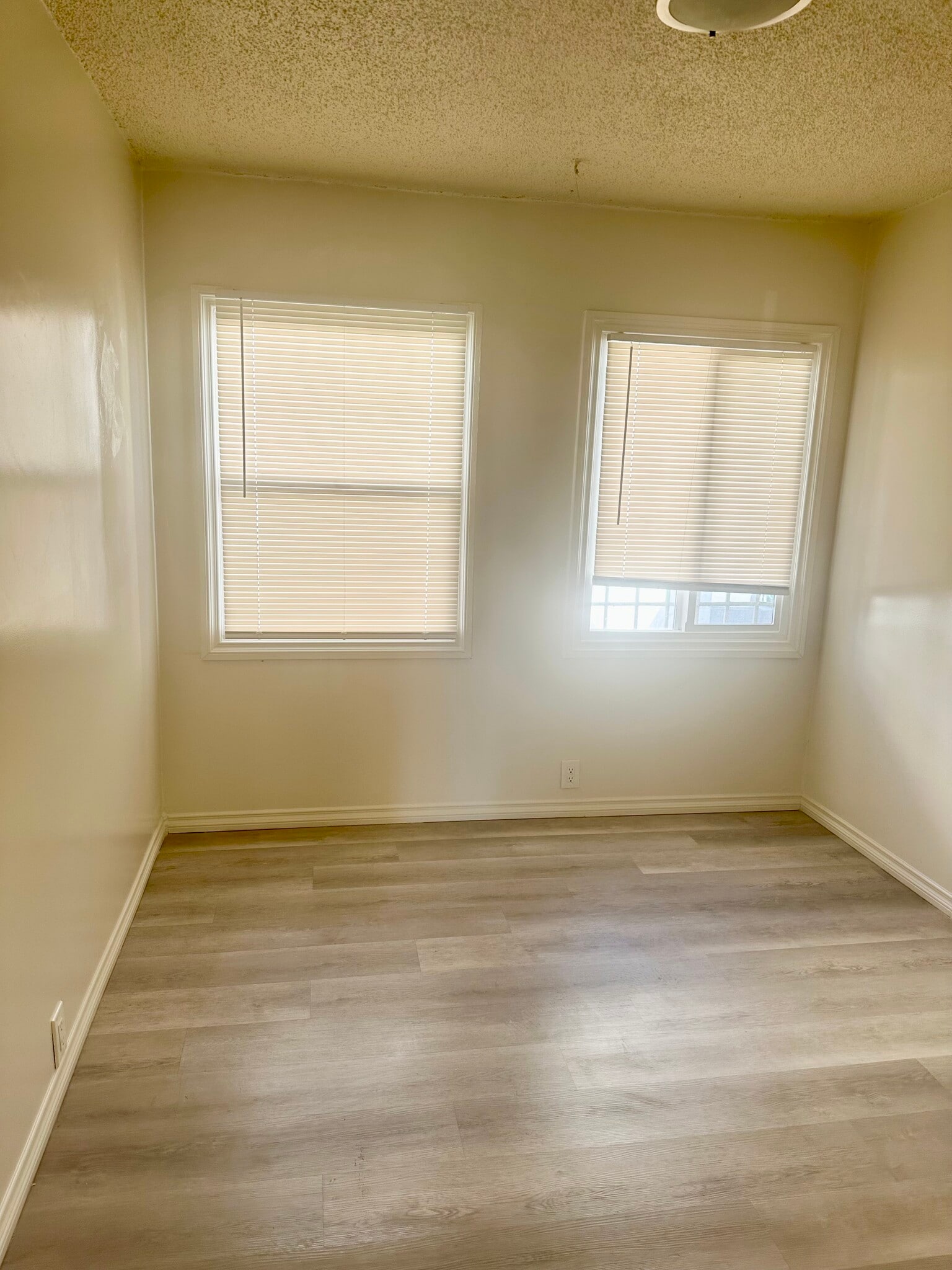 Building Photo - 1511 W 58th Pl