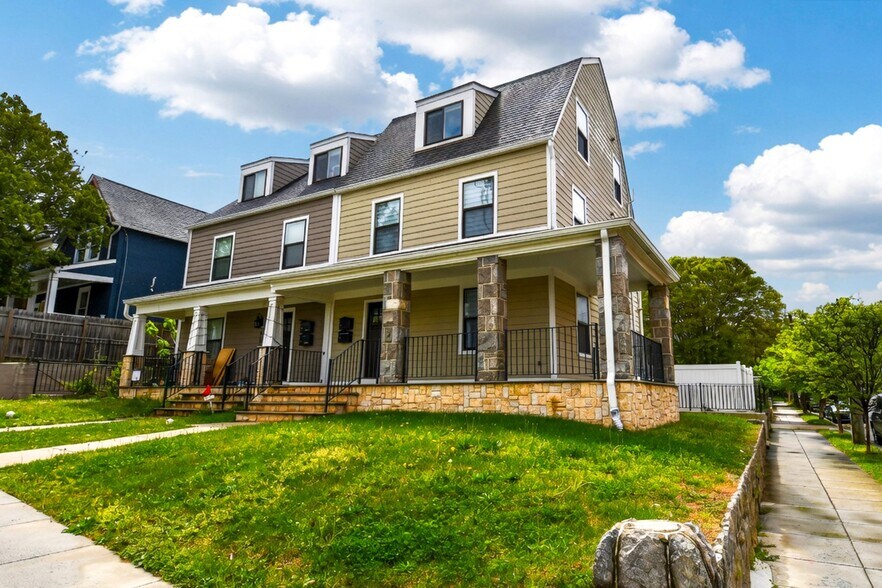 Building Photo - 901 Lawrence St NE