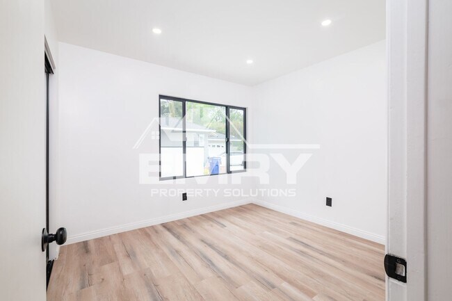 Building Photo - 3 Bed 2 Bath House For Rent Arrington Ave Downey