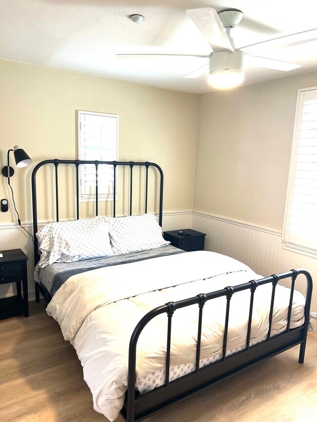 Brand new Queen mattress and bed and full bath ?? - 10545 Zenor Ln