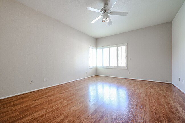 Building Photo - Welcome to this stunning 4 bedroom, 2 bath...