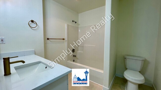 Building Photo - MOVE-IN READY LUXURY RENTAL - Beautifully Renovated 3 Bedroom, 2 Bathroom Duplex in Quiet Cul-de-...
