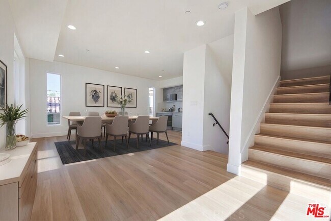 Building Photo - 10801 Kling St