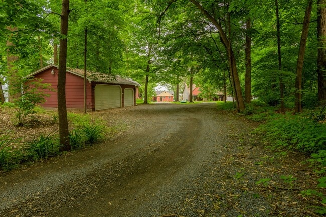 Building Photo - Rare green lake lake home for long term re...