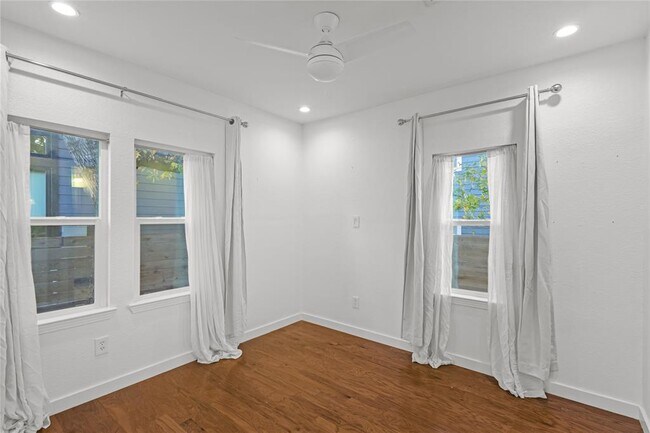 Building Photo - 713 E 45th St