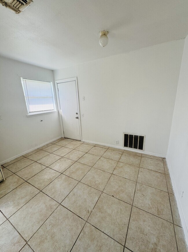 Building Photo - 1807 Westcliff Dr