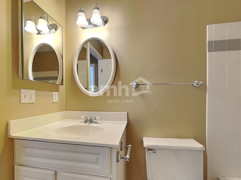 Building Photo - 823 Wingate Dr