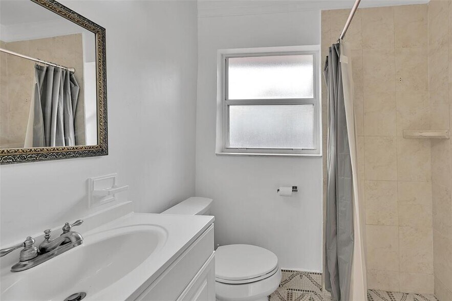 Building Photo - 1021 NE 2nd St