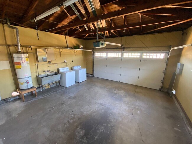 Building Photo - Great Location, Beautiful Pool! (Lease out...