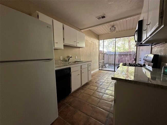 Building Photo - 13 Lakeway St