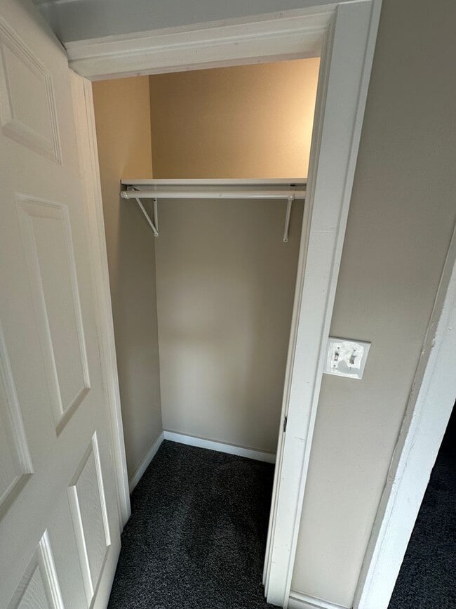 Building Photo - Large Open Concept 5BR/2BA Rent to Own Home