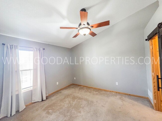 Building Photo - Beautiful 2 Bed, 2 Bath Townhome with 2-Car Garage in Ankeny!