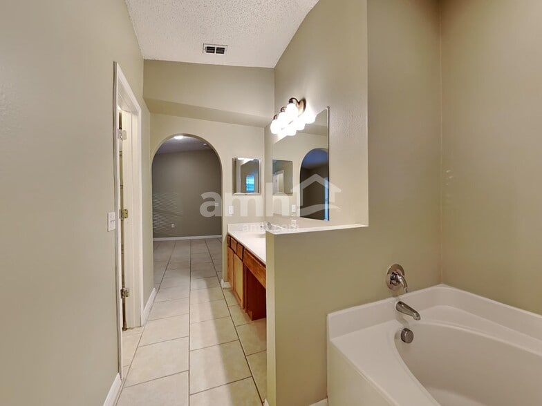 Building Photo - 16560 Corner Lake Dr