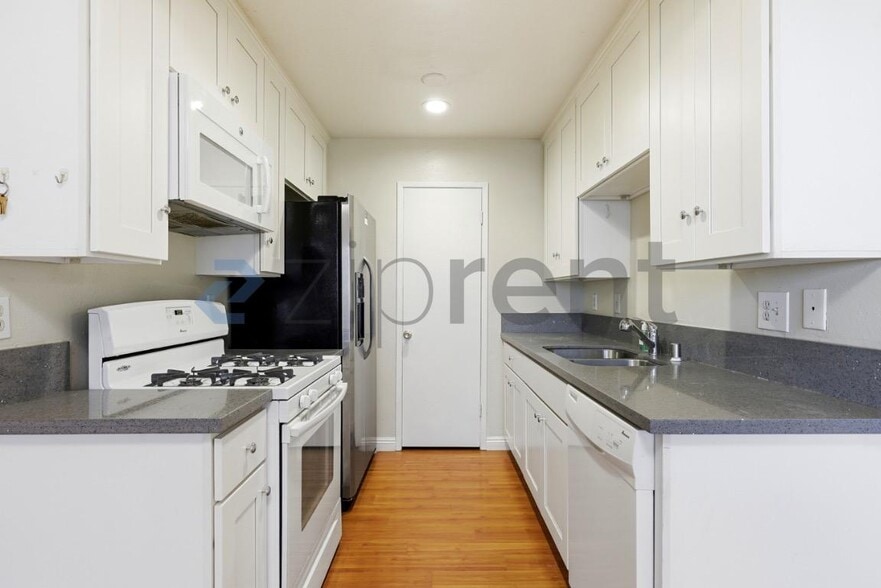 Building Photo - Unit B