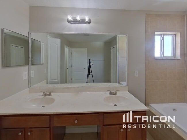 Building Photo - 2036 Portcastle Cir