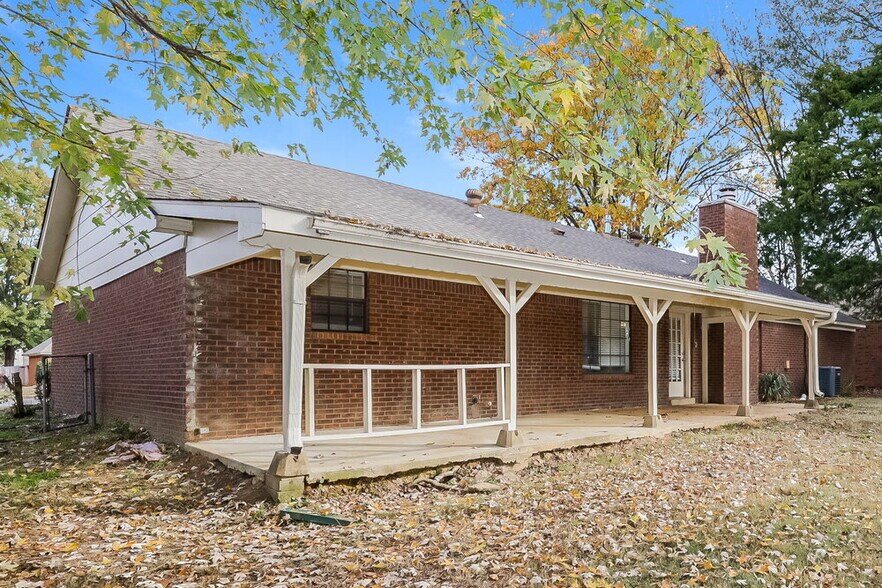 Building Photo - 7965 Meadow Trail Dr