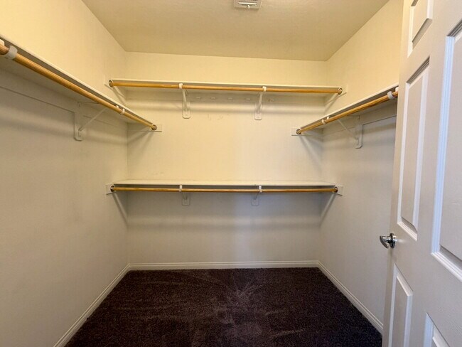 Building Photo - Beautiful 2260sqft 3bed 2.5bath with tile downstairs, carpet in Den & Living Room