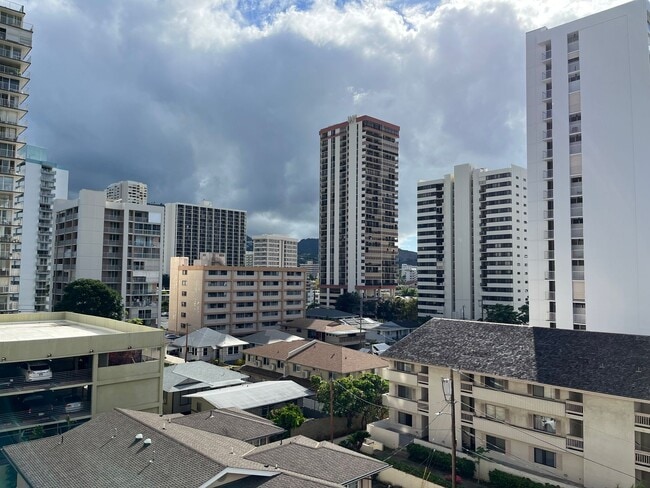 Building Photo - Maluhia Village Condo (Makiki Area) 2 bedroom, 1 bath w/1 parking - Avail 2/6.