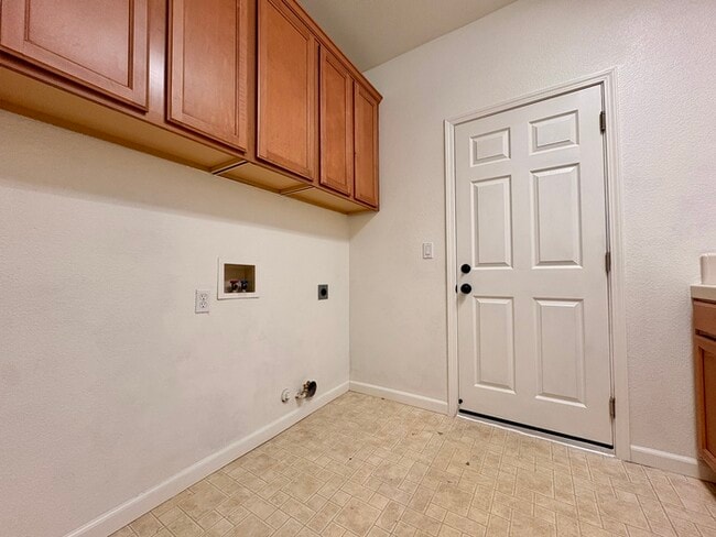 Building Photo - Beautiful 4 Bedroom with a large Pool! Located in Roseville close to a park!