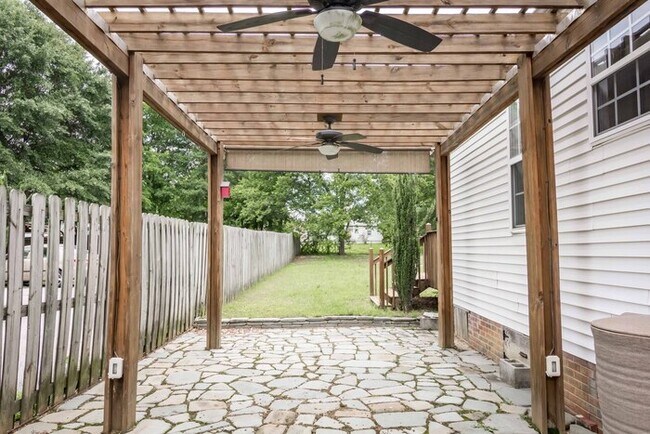 Building Photo - Gorgeous 3 Bedroom 2 Bath in Popular Parki...