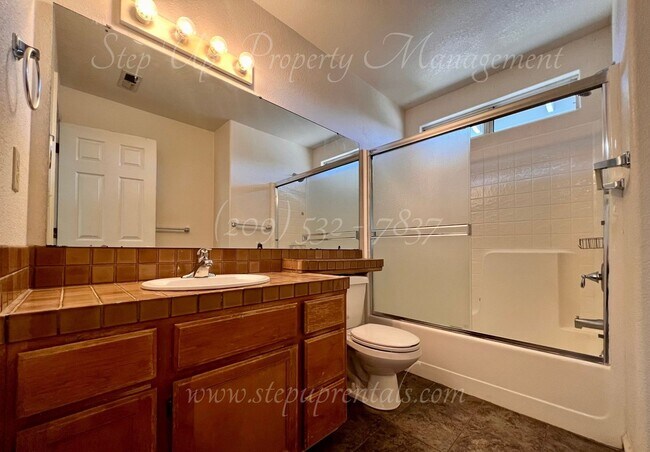 Building Photo - 3 Bedroom 1.5 Bath Townhome near Racetrack Neighborhood!