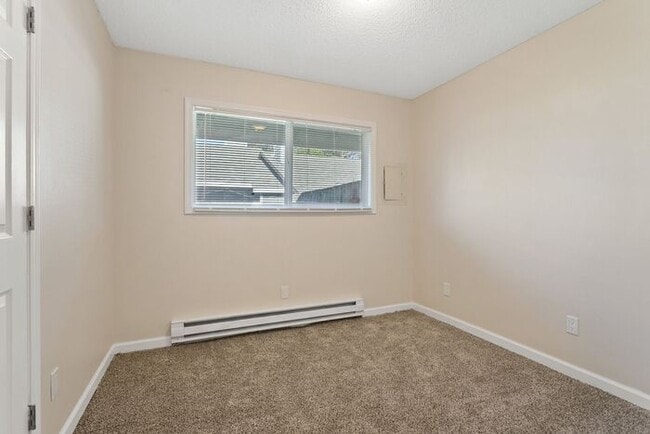 Building Photo - 2 Bedroom Home, pets welcome!!