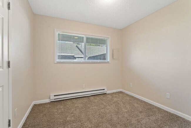 Building Photo - 2 Bedroom townhome with Washer and Dryer INSIDE!