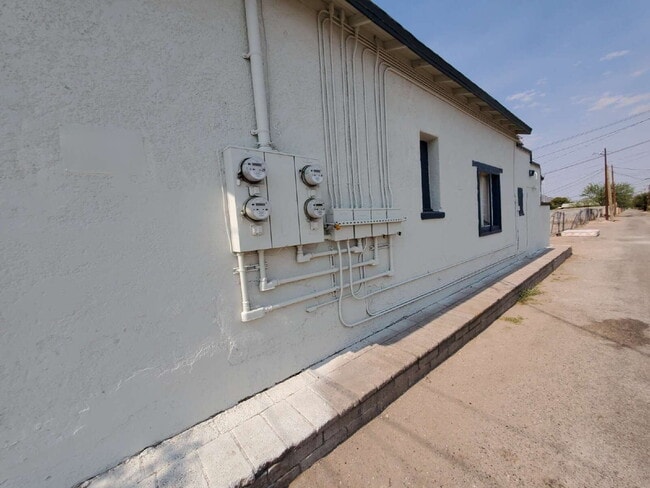 Building Photo - "Charming 1-Bed Oasis in Tucson - Cozy 660 Sq. Ft. Retreat on S 7th Ave!"