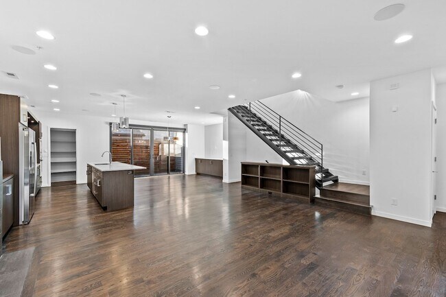 Building Photo - 203 S Marion St Pkwy