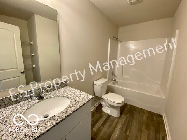 Building Photo - 2608 W Kings Cyn Dr