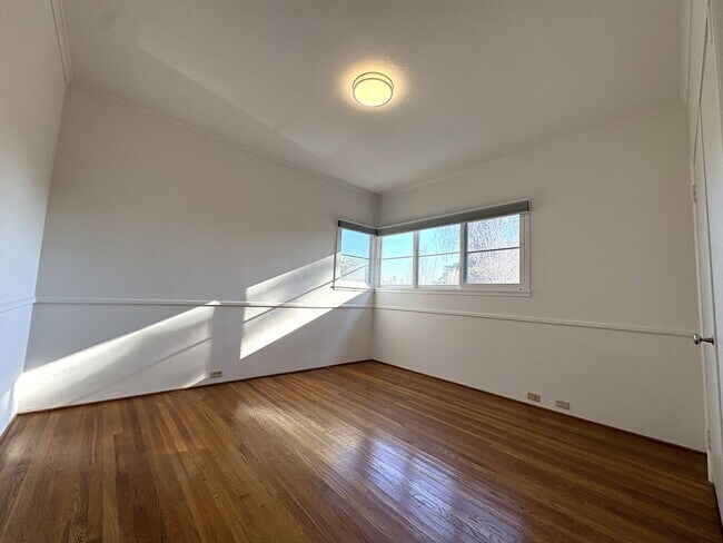 Building Photo - Beautiful Home in Crescent park, Palo Alto available now.