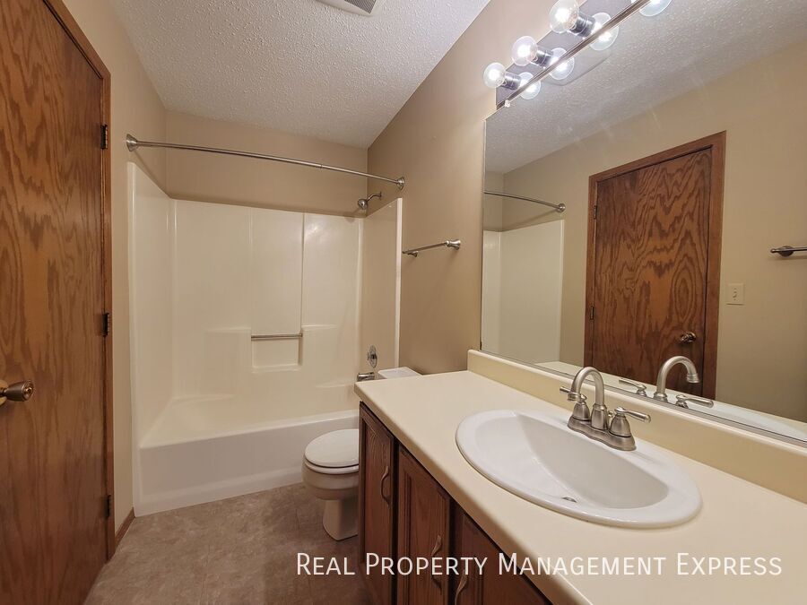 Building Photo - Great 4 Bed 2 Bath House with 2-stall atta...