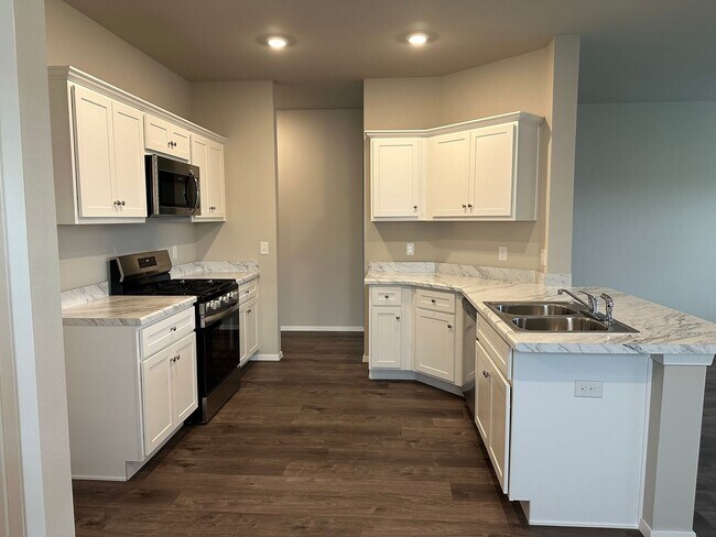 Building Photo - Brand-new 3 bedroom, 2 bath home located in historic Claremore