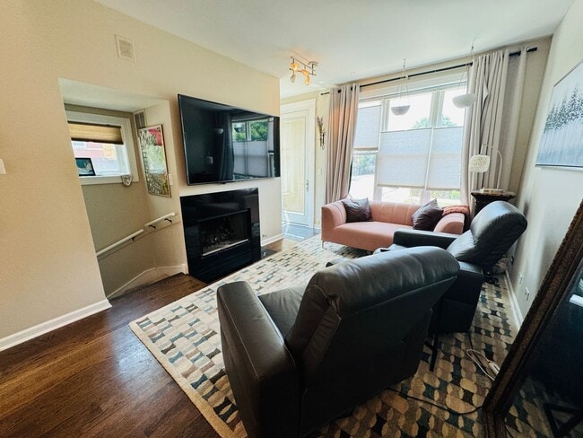 Building Photo - Spacious 3 Bedroom Townhouse